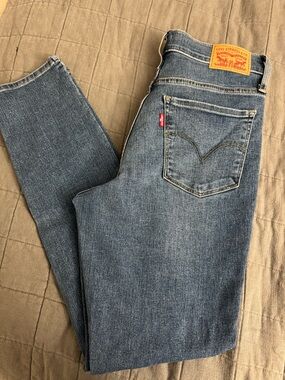 Levi jeans size 28